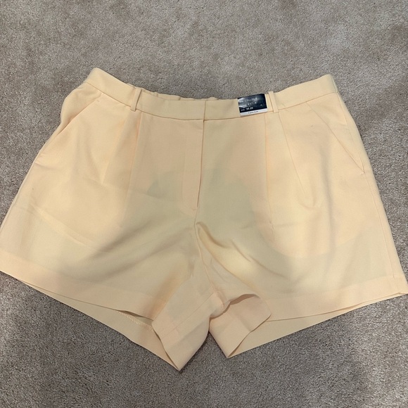 Abercrombie & Fitch Yellow Trouser High rise Curve Love shorts size 35/20 NWT - Picture 1 of 4